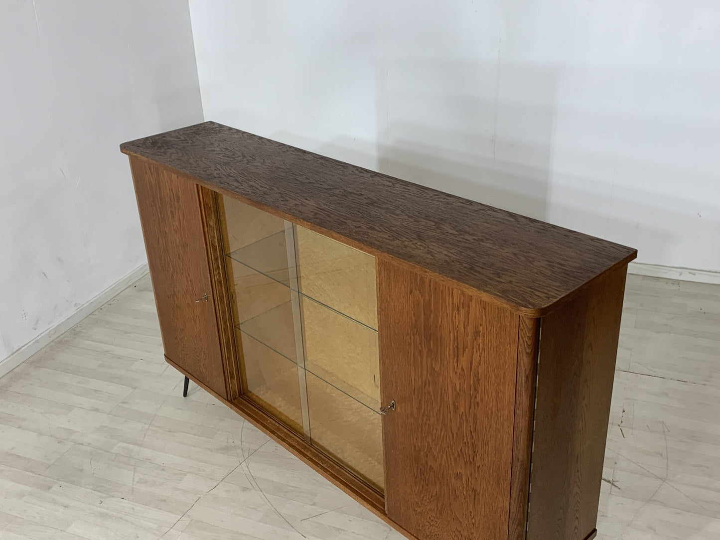 MID CENTURY HIGHBOARD GESCHIRRSCHRANK FLURSCHRANK WOHNZIMMERSCHRANK SCHRANK VINTAGE