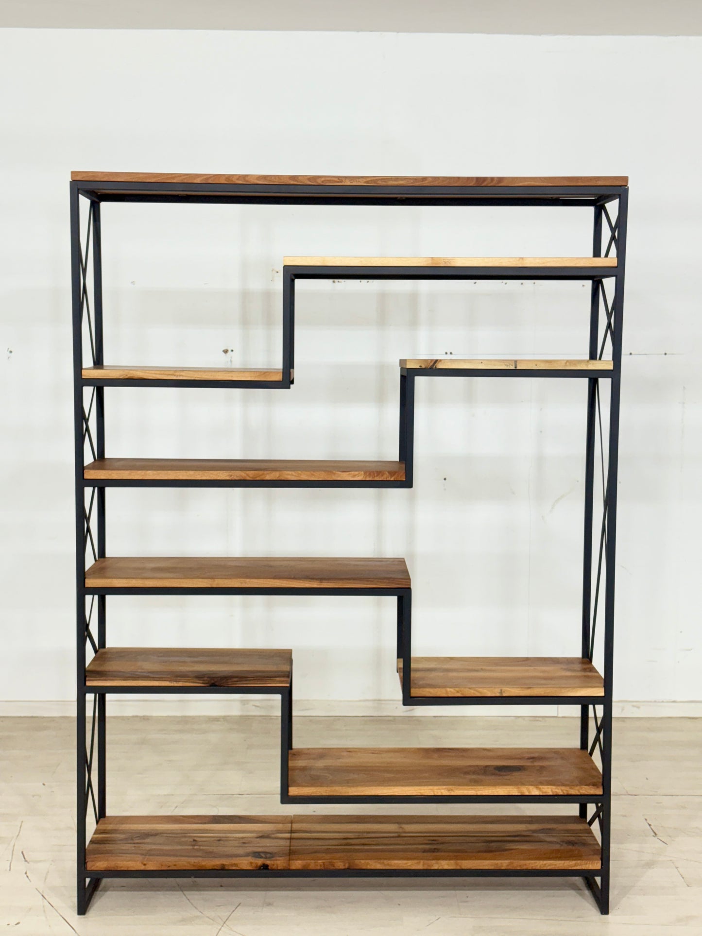 Interiordesign Regal / Massiv Bücherregal / Mid-Century Modern Bücherschrank