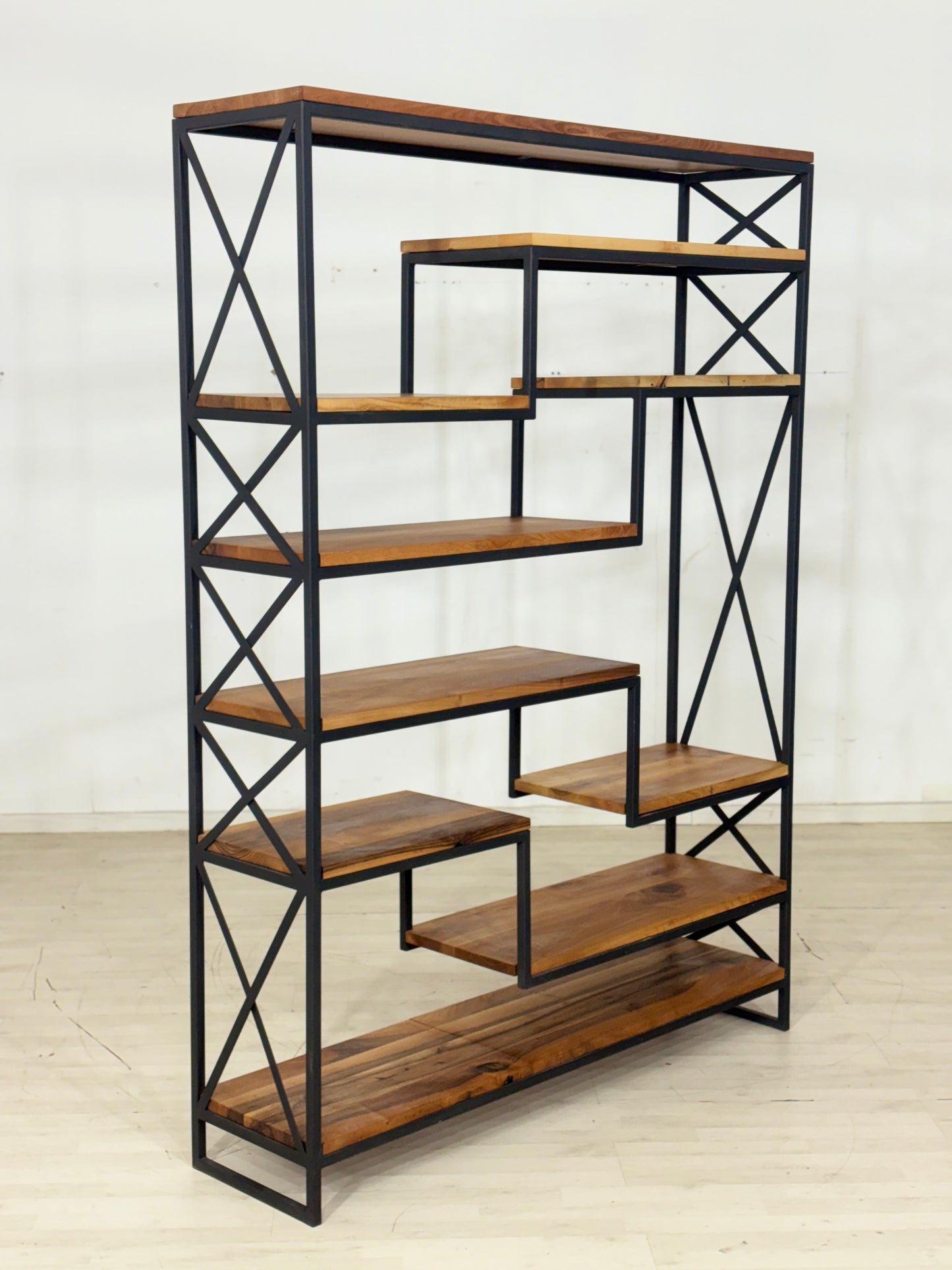 Interiordesign Regal / Massiv Bücherregal / Mid-Century Modern Bücherschrank