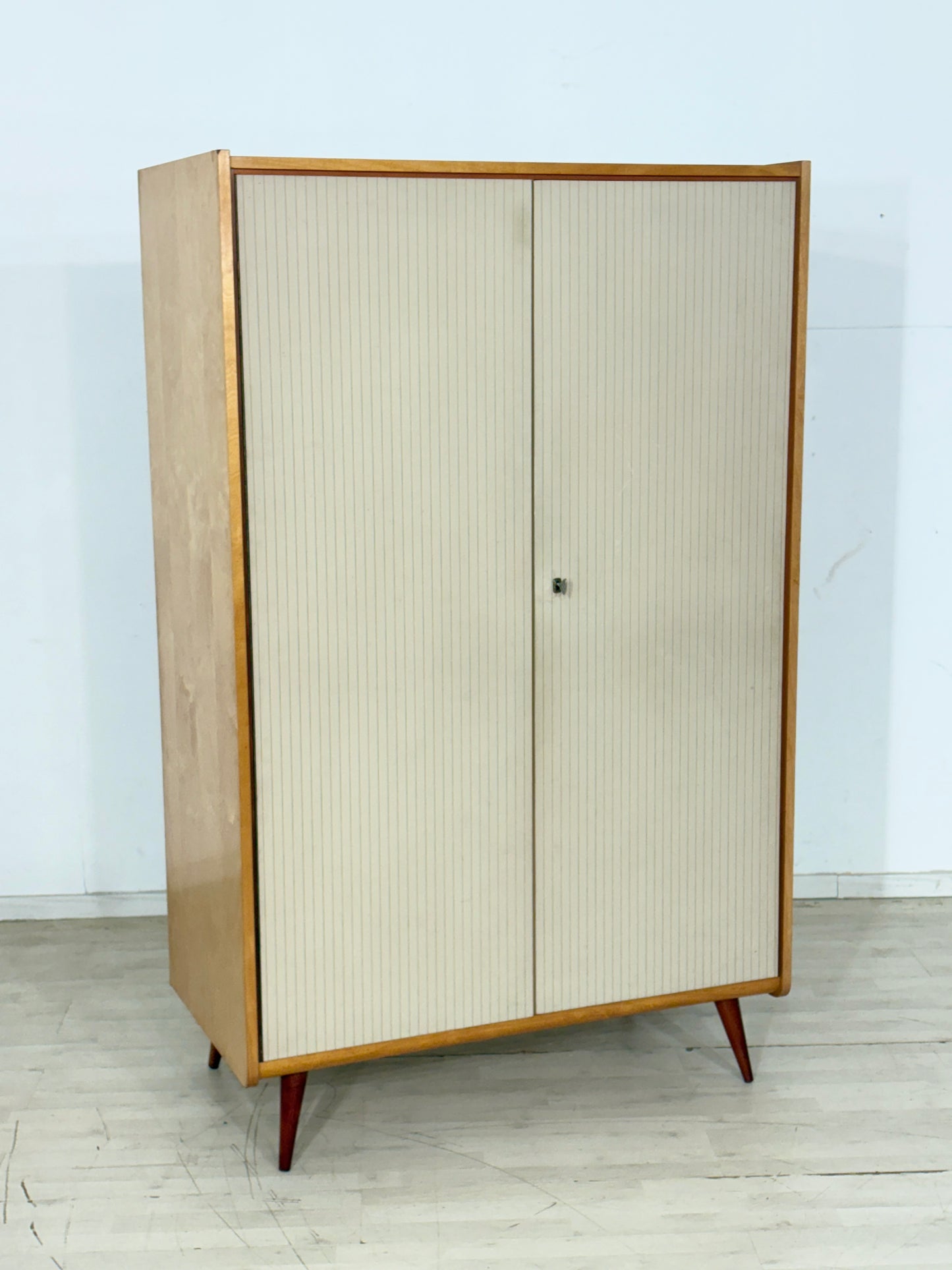 Sehr schöner Vintage Kleiderschrank / Wäscheschrank aus den 60er Jahren