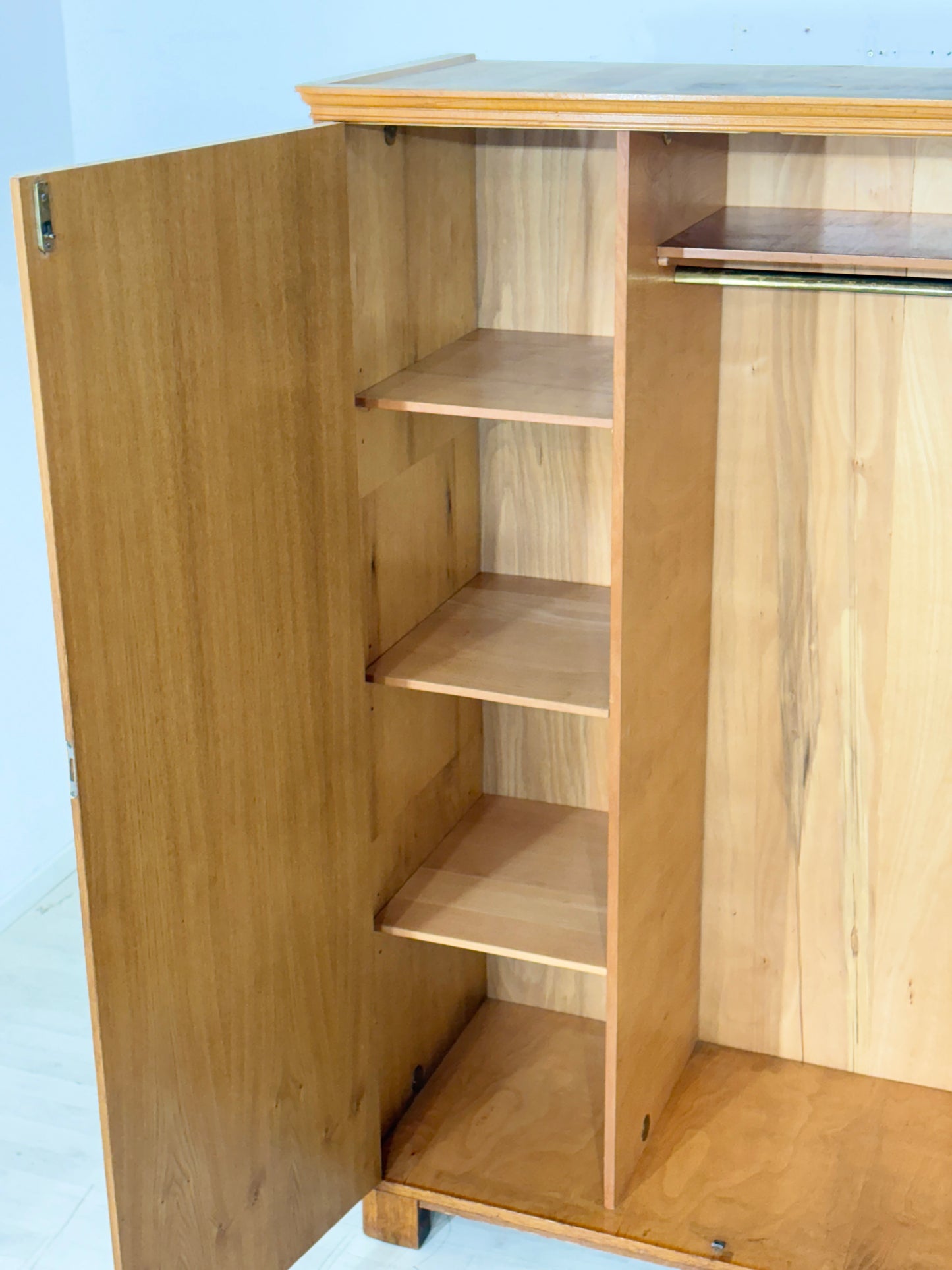 Sehr schöner Kleiderschrank 60er Jahre – Eiche – Top Zustand