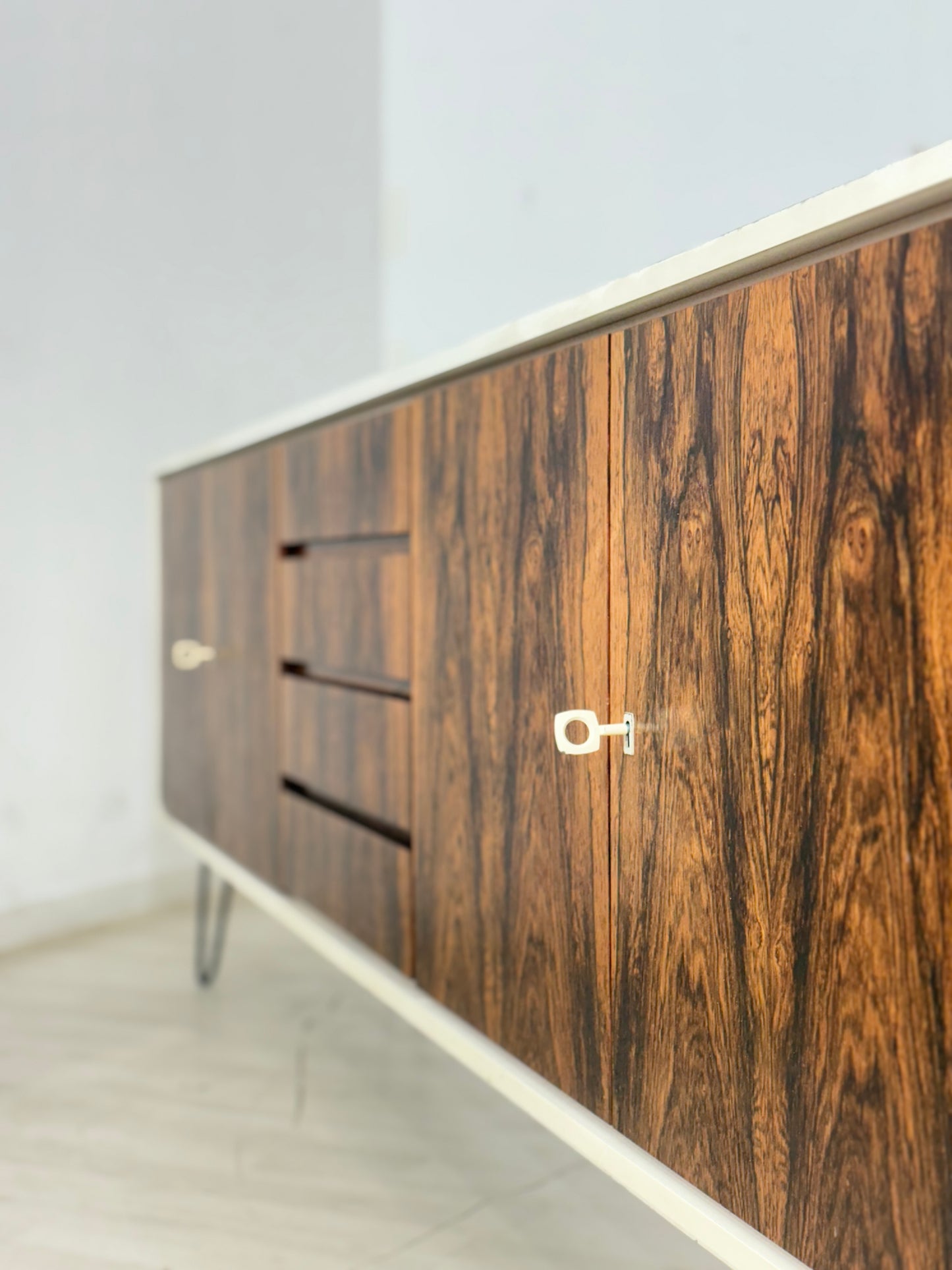 Vintage Palisander Sideboard – Mid Century Kommode – Restauriertes Longboard Unikat