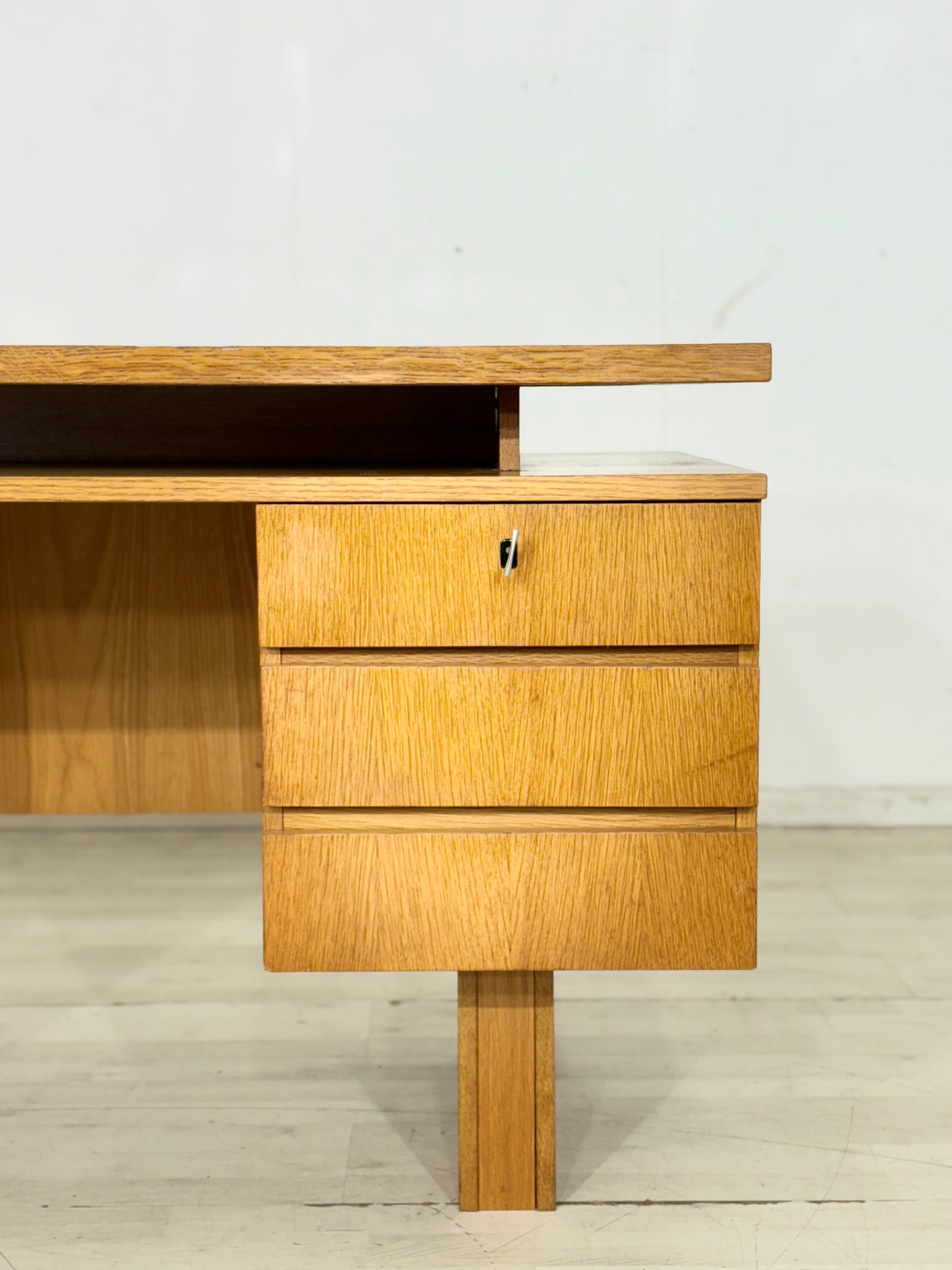 Sehr schöner Mid-Century Schreibtisch / Bürotisch / Vintage Arbeitstisch / Freistehend