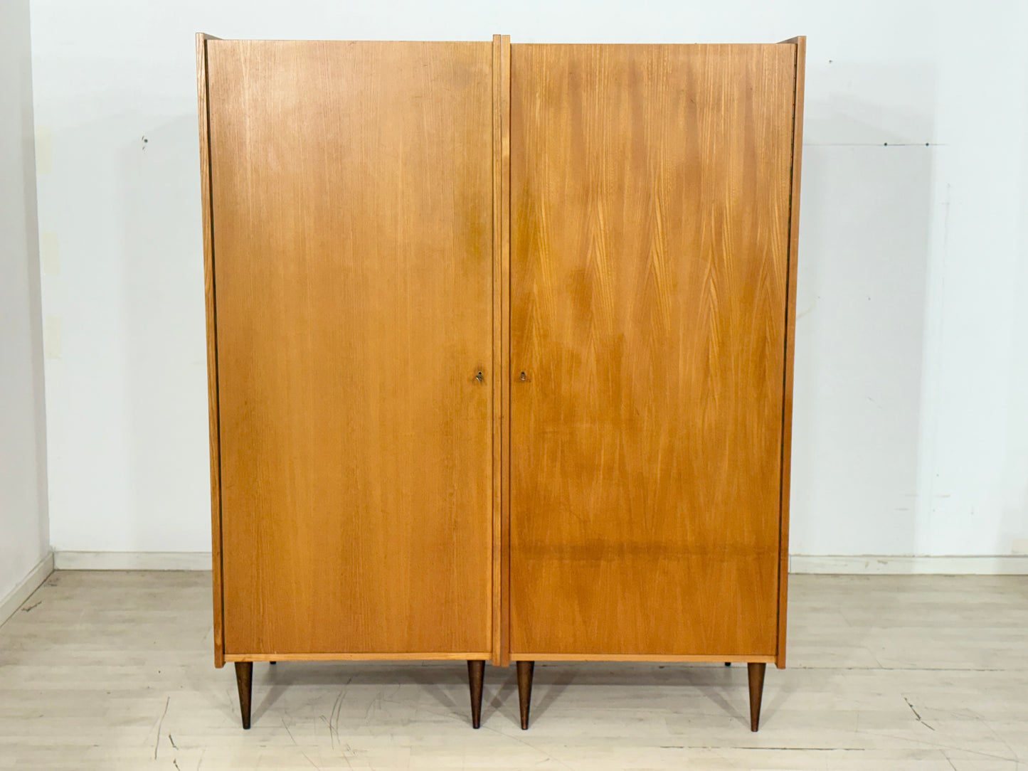 Sehr schöner Mid-Century Kleiderschrank / Wäscheschrank / Holz Schrank / Vintage Wardrobe