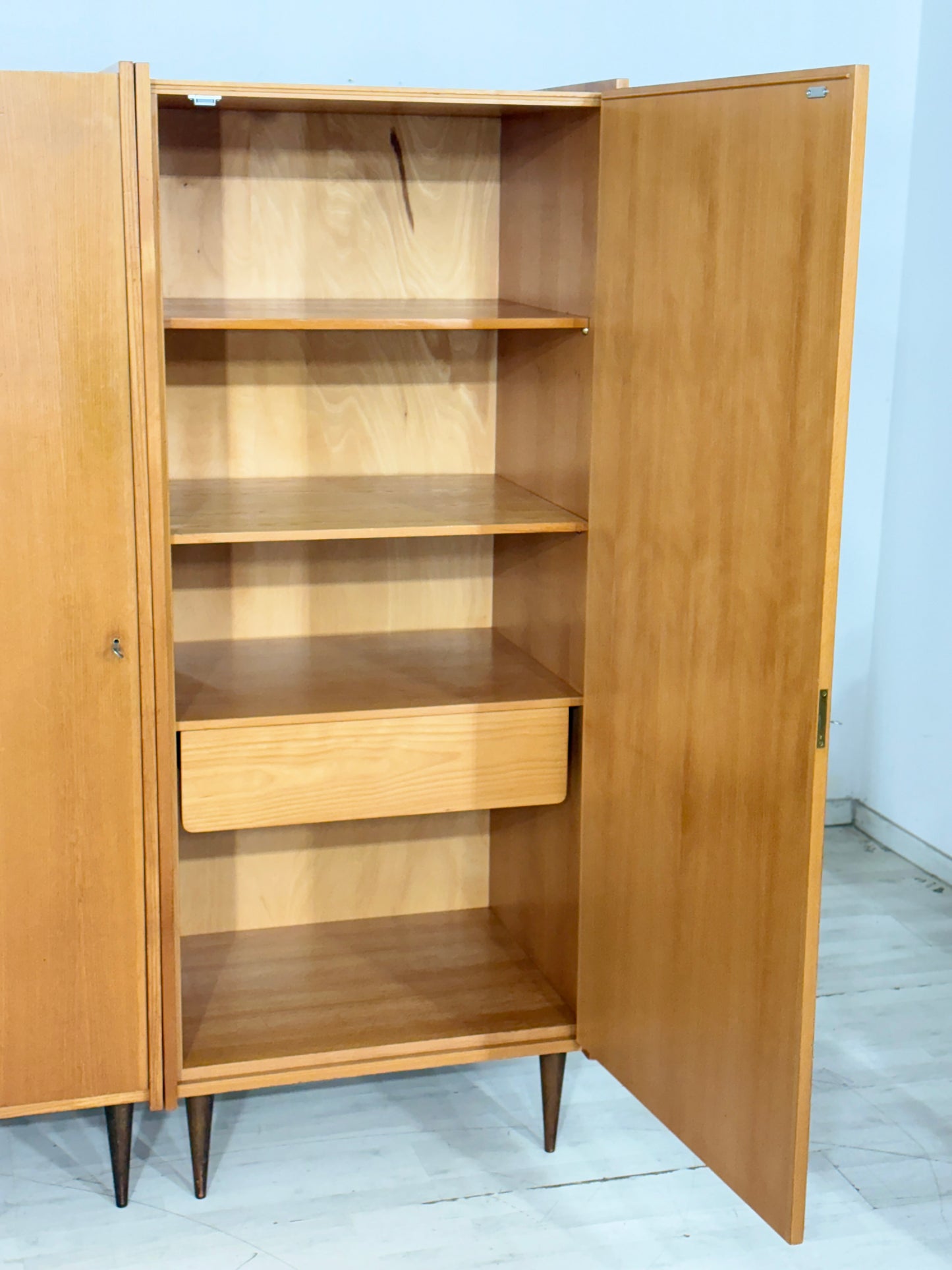 Sehr schöner Mid-Century Kleiderschrank / Wäscheschrank / Holz Schrank / Vintage Wardrobe