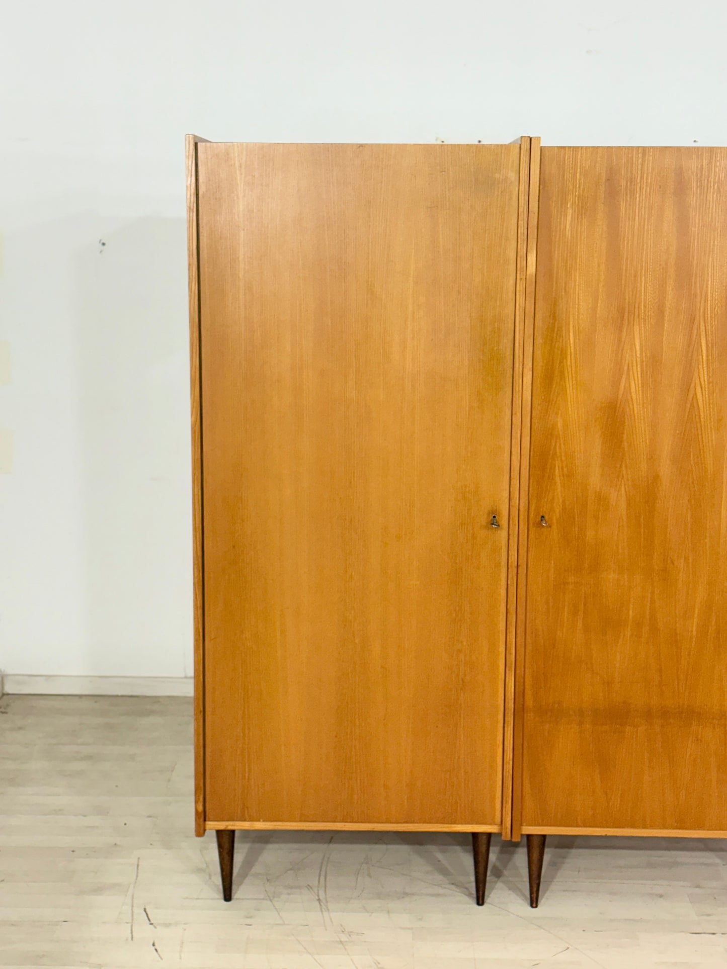 Sehr schöner Mid-Century Kleiderschrank / Wäscheschrank / Holz Schrank / Vintage Wardrobe