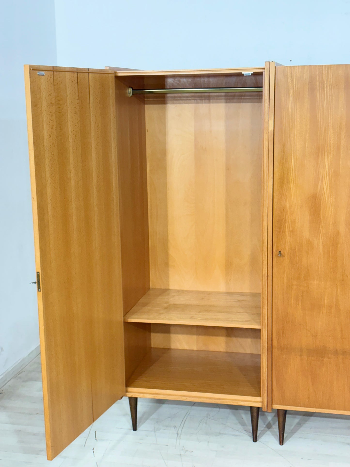 Sehr schöner Mid-Century Kleiderschrank / Wäscheschrank / Holz Schrank / Vintage Wardrobe