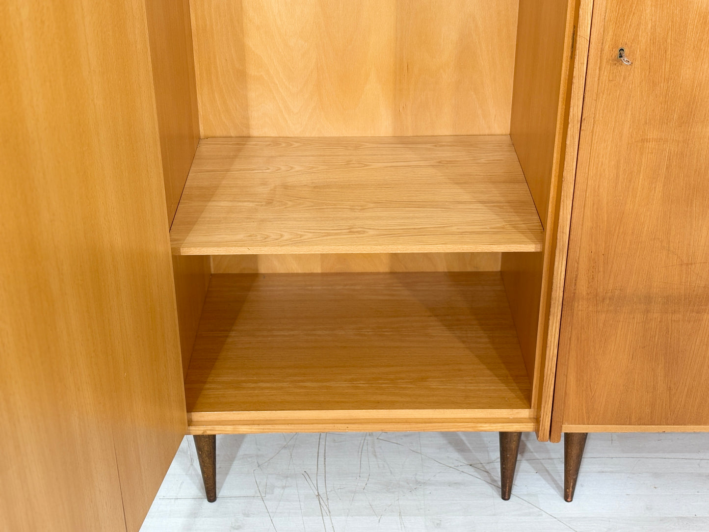 Sehr schöner Mid-Century Kleiderschrank / Wäscheschrank / Holz Schrank / Vintage Wardrobe