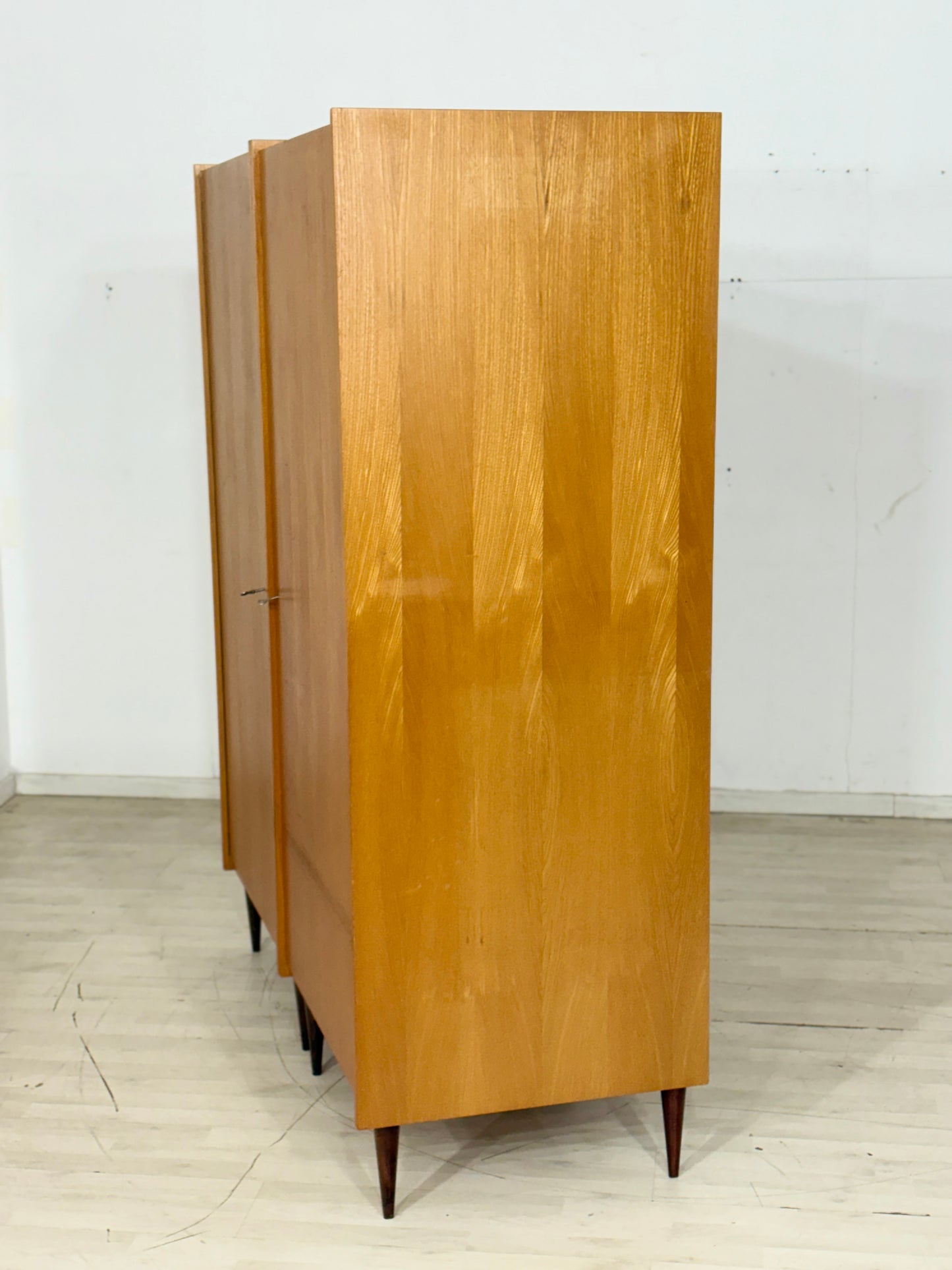 Sehr schöner Mid-Century Kleiderschrank / Wäscheschrank / Holz Schrank / Vintage Wardrobe