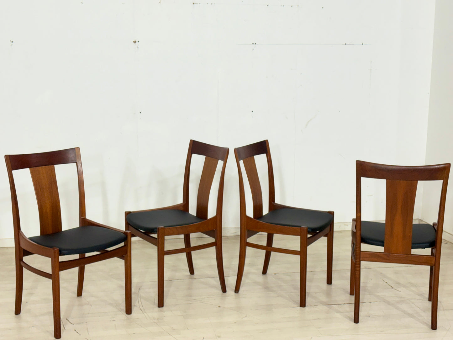 4er Set Albin Johansson Stühle / Teak Esszimmerstühle / Vintage Küchenstühle / Neue Polsterung