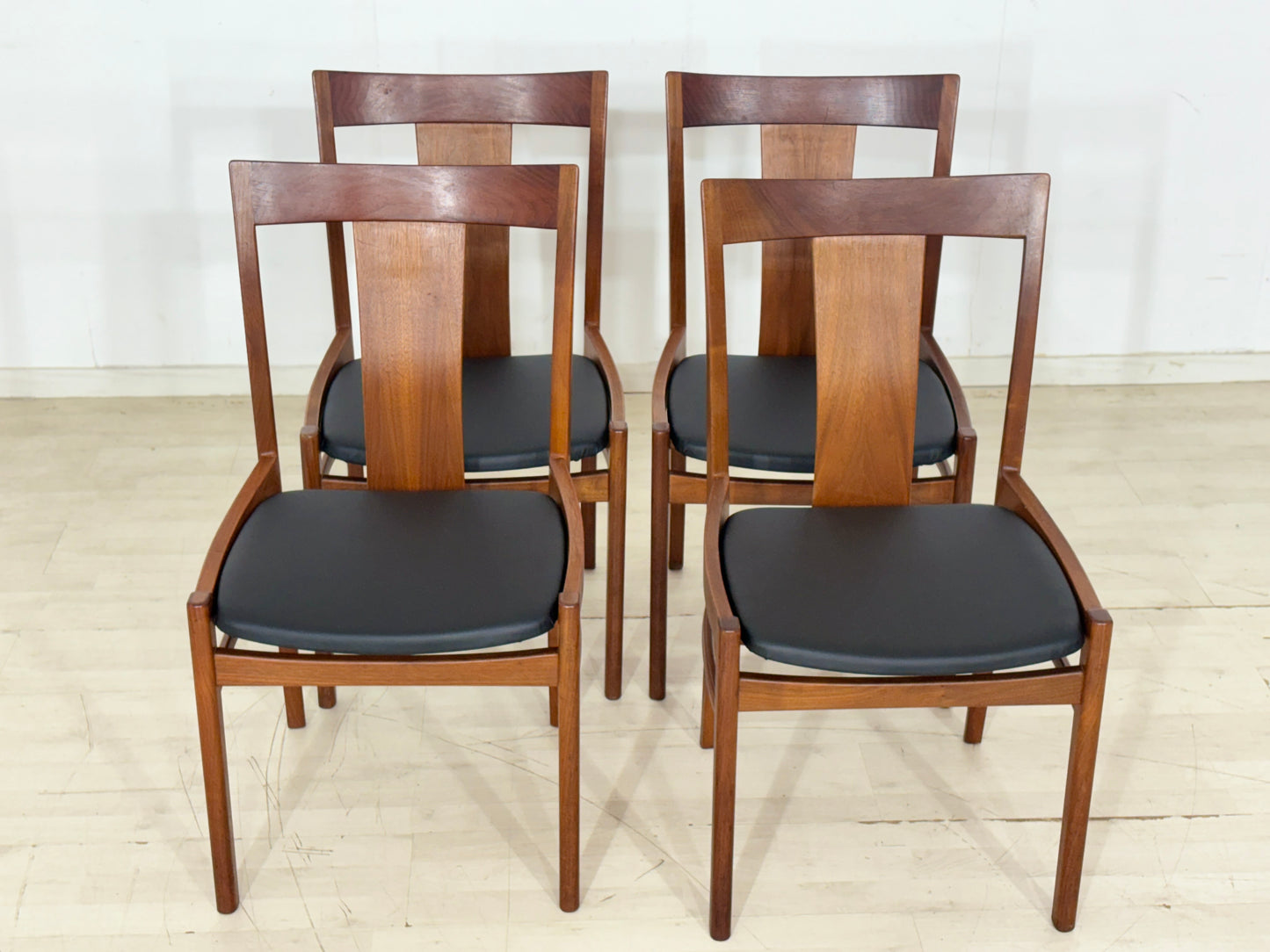 4er Set Albin Johansson Stühle / Teak Esszimmerstühle / Vintage Küchenstühle / Neue Polsterung