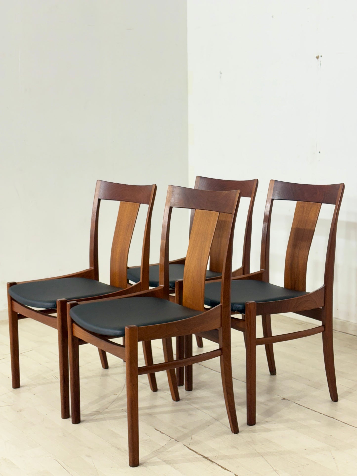 4er Set Albin Johansson Stühle / Teak Esszimmerstühle / Vintage Küchenstühle / Neue Polsterung
