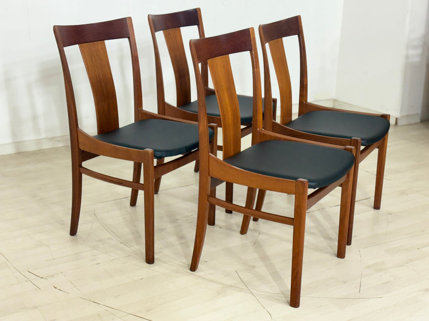 4er Set Albin Johansson Stühle / Teak Esszimmerstühle / Vintage Küchenstühle / Neue Polsterung