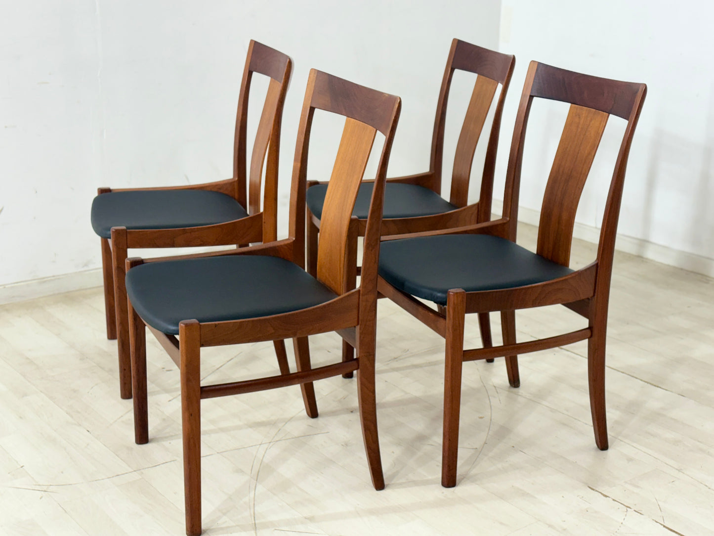 4er Set Albin Johansson Stühle / Teak Esszimmerstühle / Vintage Küchenstühle / Neue Polsterung