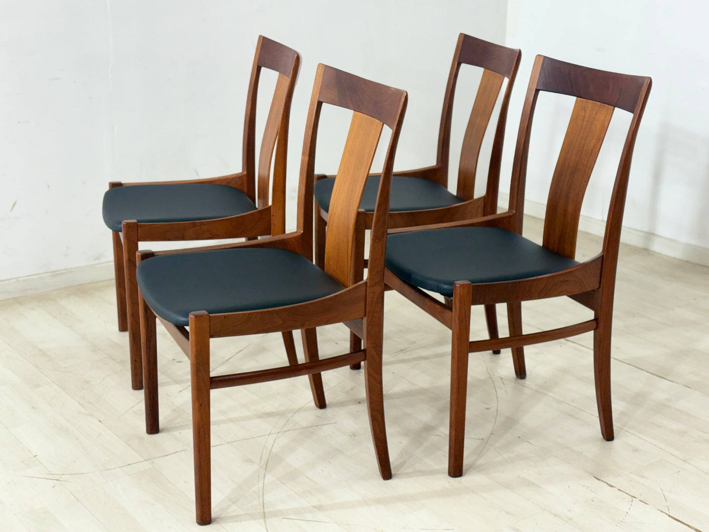 4er Set Albin Johansson Stühle / Teak Esszimmerstühle / Vintage Küchenstühle / Neue Polsterung