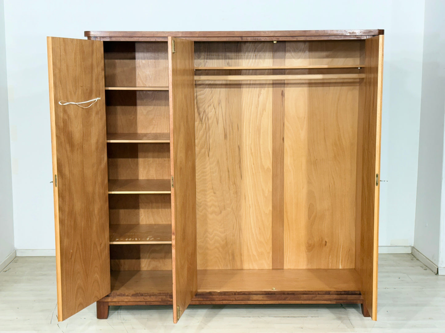 Mid-Century Kleiderschrank / Vintage Schrank / Garderobenschrank – 60er Jahre