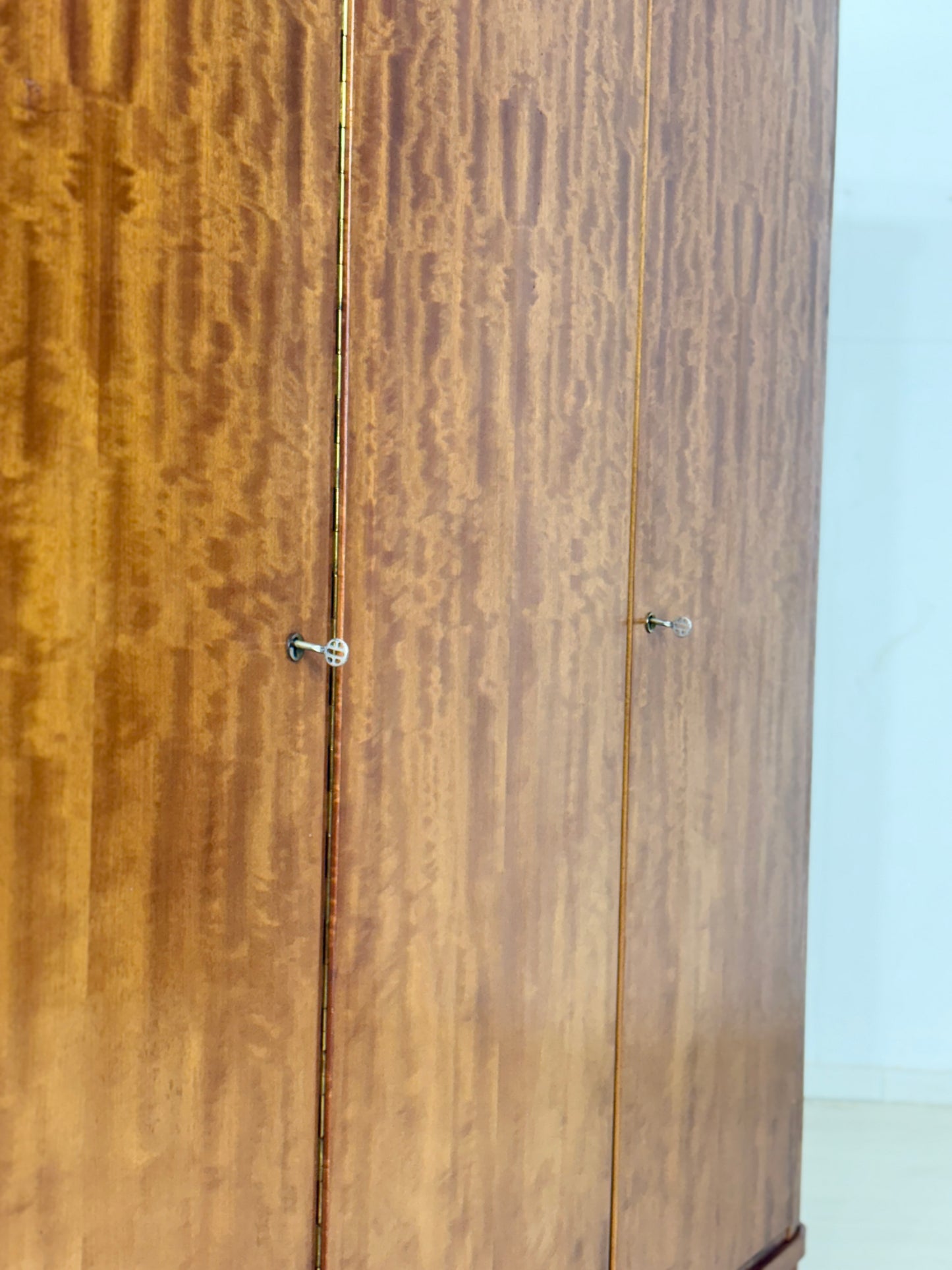 Mid-Century Kleiderschrank / Vintage Schrank / Garderobenschrank – 60er Jahre