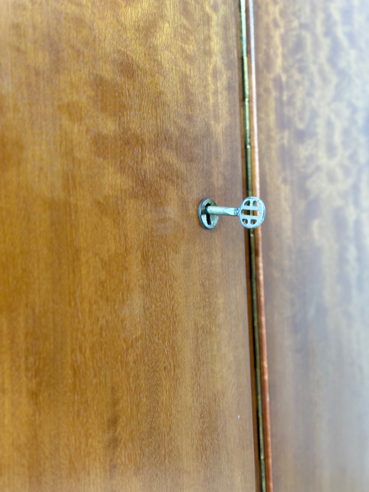 Mid-Century Kleiderschrank / Vintage Schrank / Garderobenschrank – 60er Jahre