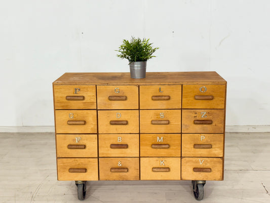 Schöner Vintage Apothekenschrank / Fächerschrank auf Rollen – 16 Fächer