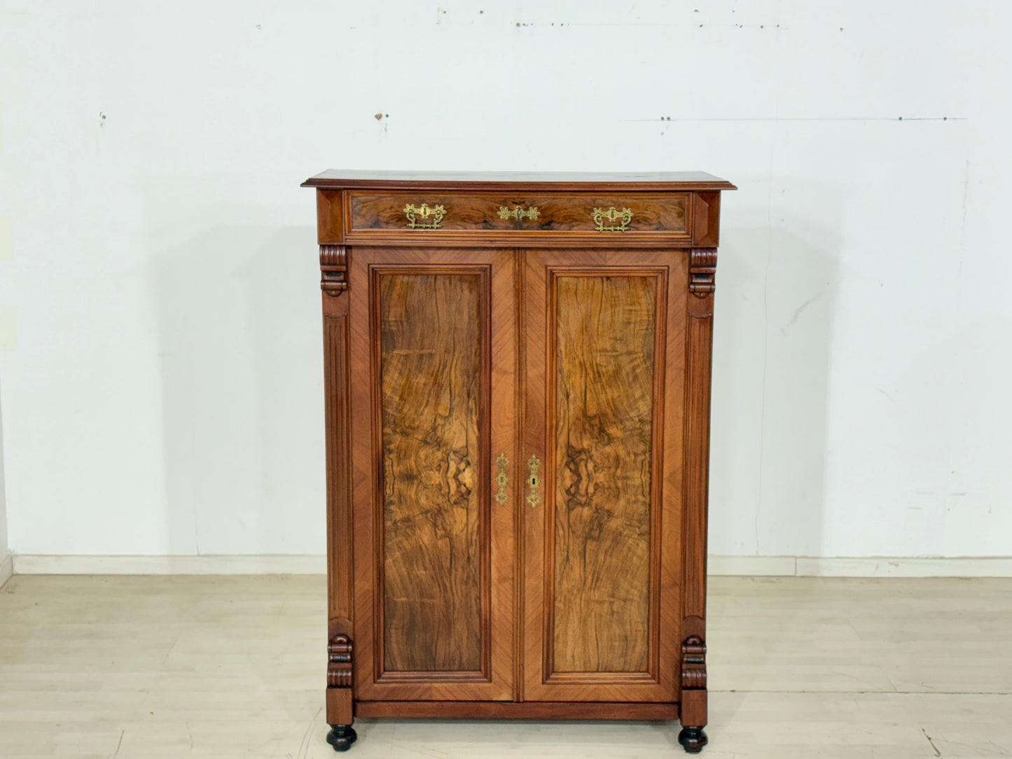 Sehr schönes Antikes Gründerzeit Vertiko Kommode um 1900 – Edles Nussbaumfurnier & Messingbeschläge