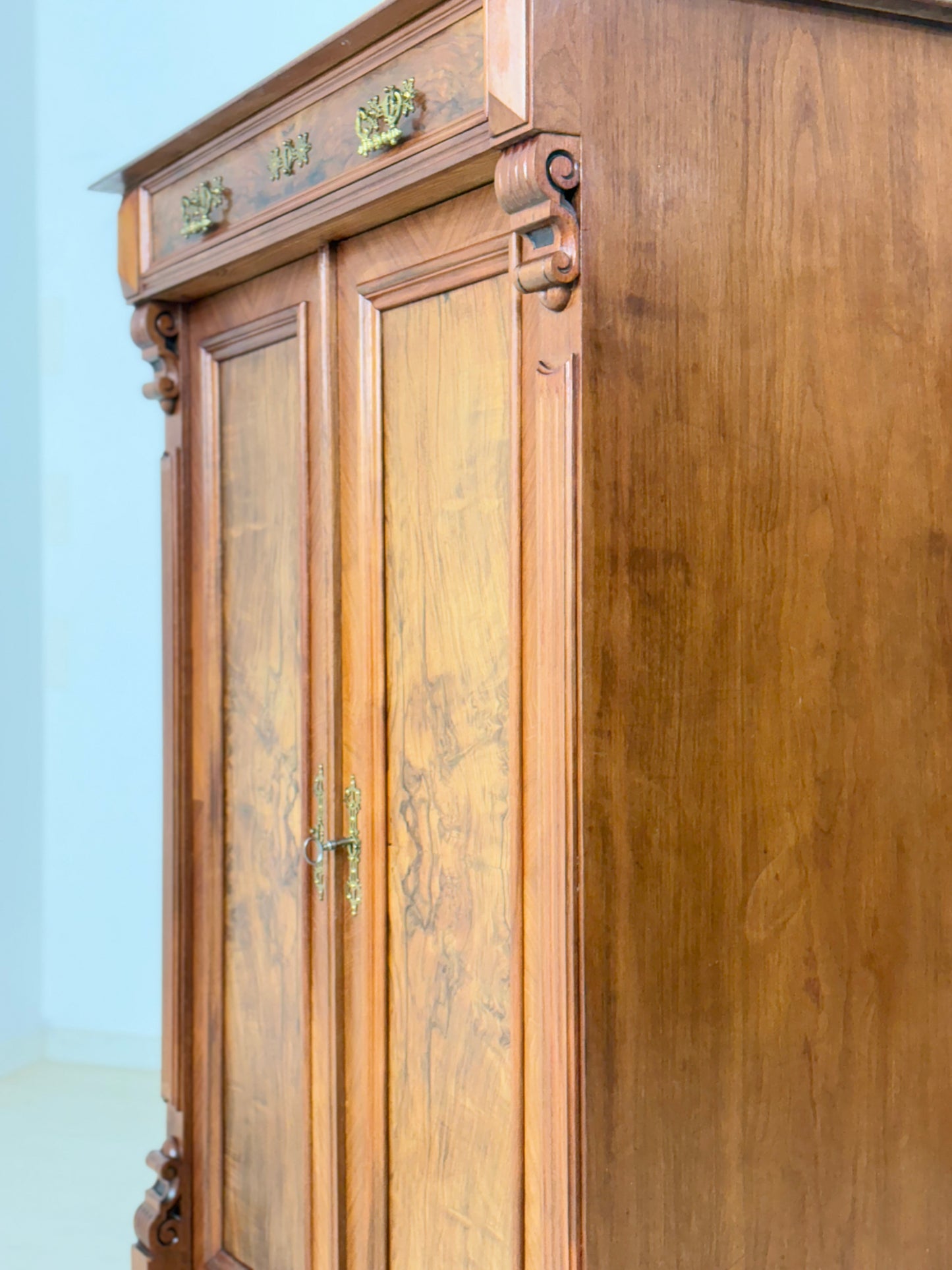 Sehr schönes Antikes Gründerzeit Vertiko Kommode um 1900 – Edles Nussbaumfurnier & Messingbeschläge