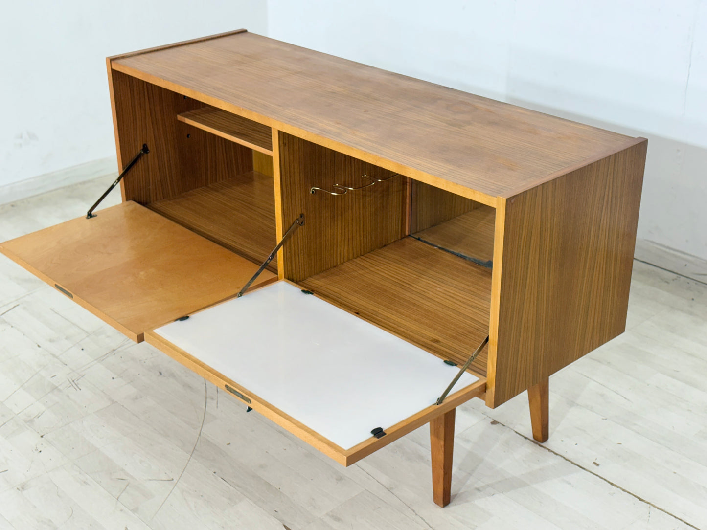 Mid-Century Kommode / Sideboard / Vintage Barschrank – 60er Jahre