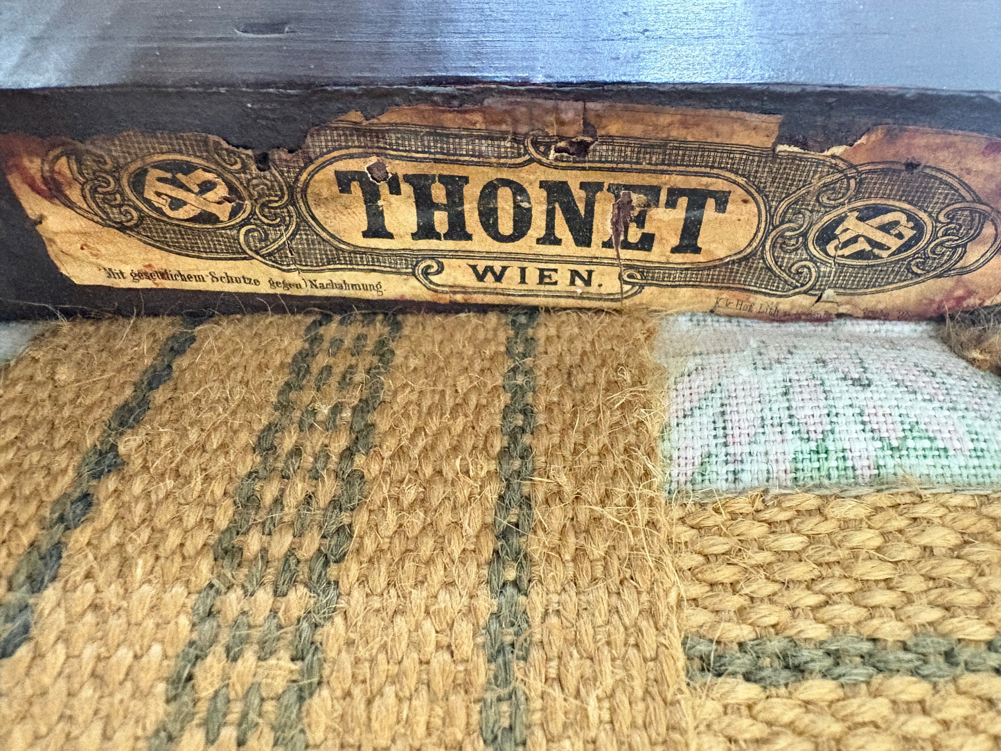 4 Original Thonet Stühle um 1900 – Jugendstil / Wiener Esszimmerstühle mit Messing-Rückenlehne