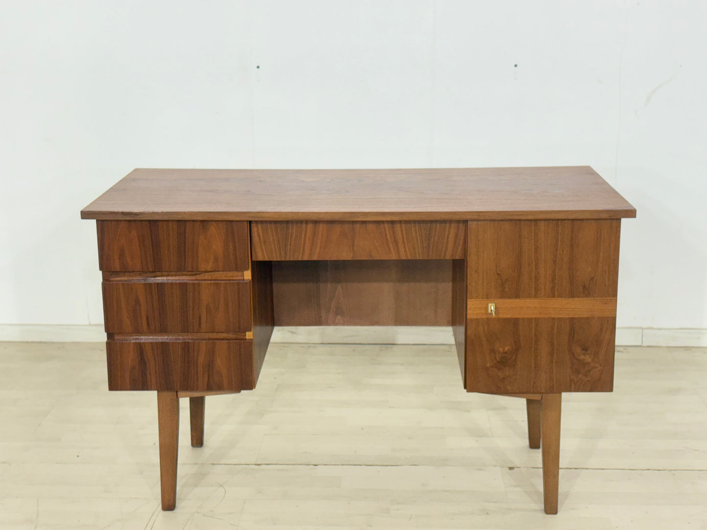 Mid-Century Schreibtisch – Vintage Nussbaum – 60er Jahre Design