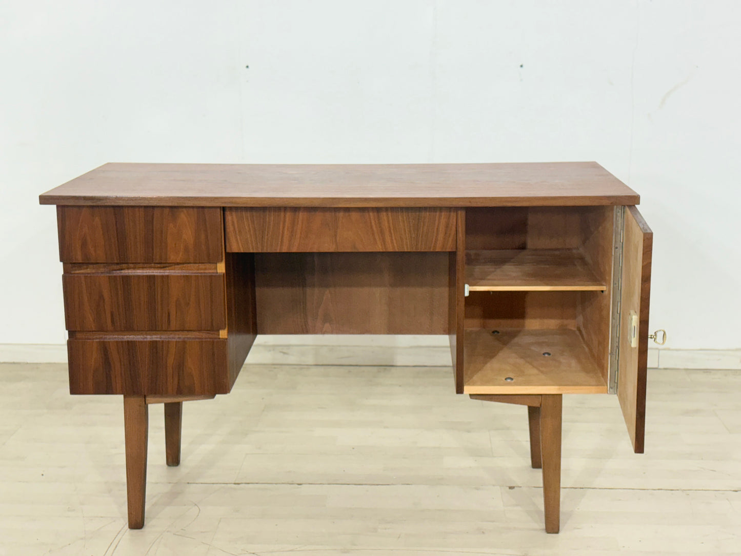 Mid-Century Schreibtisch – Vintage Nussbaum – 60er Jahre Design