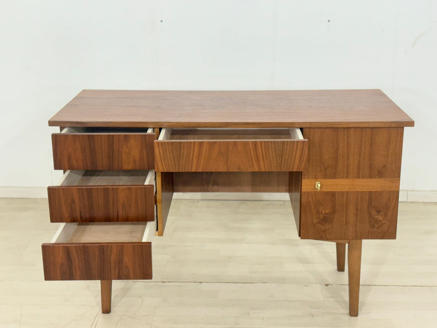 Mid-Century Schreibtisch – Vintage Nussbaum – 60er Jahre Design