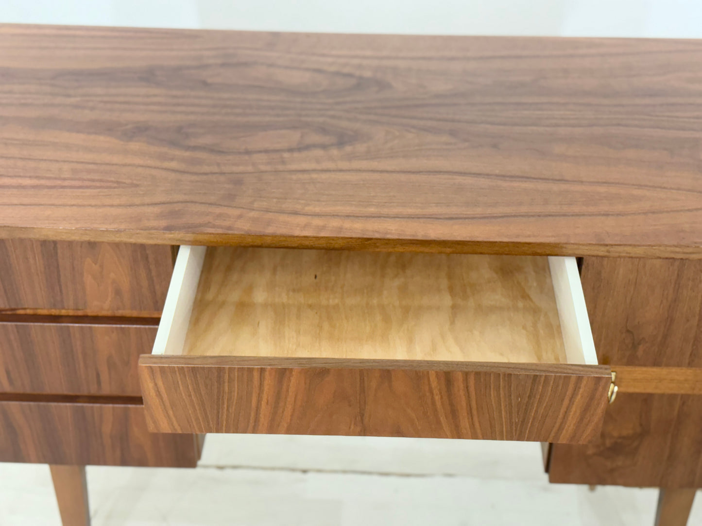 Mid-Century Schreibtisch – Vintage Nussbaum – 60er Jahre Design