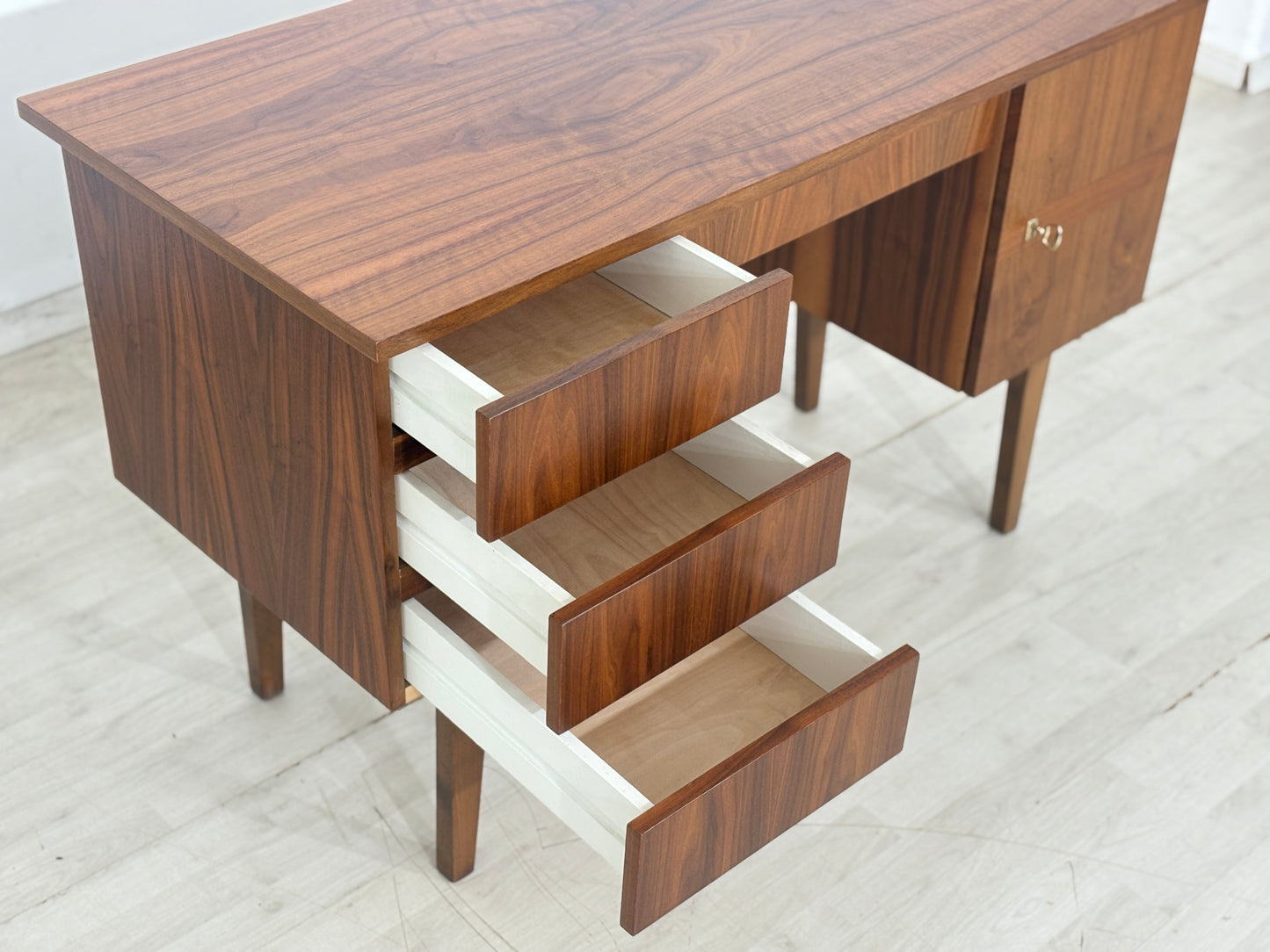 Mid-Century Schreibtisch – Vintage Nussbaum – 60er Jahre Design