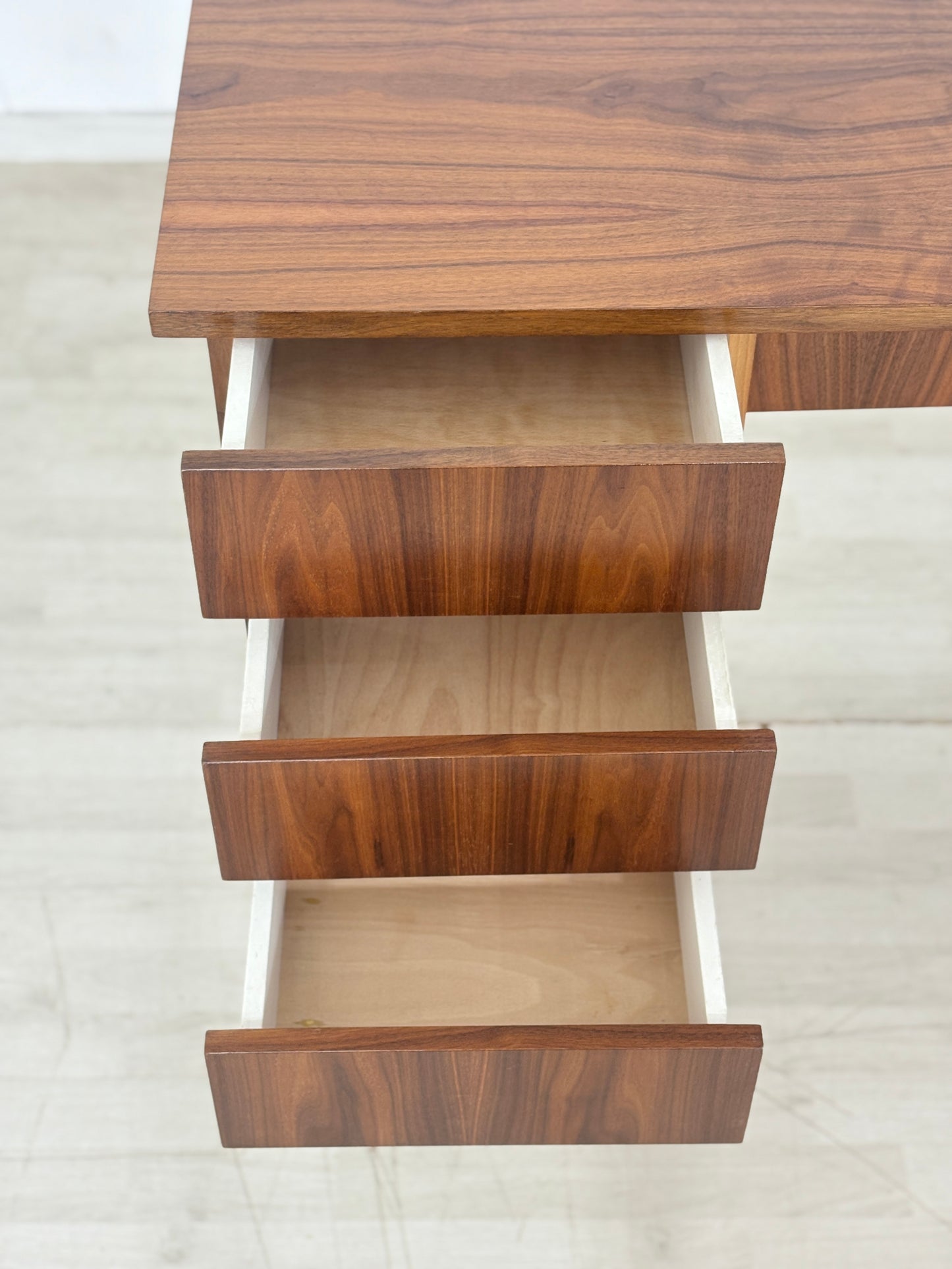 Mid-Century Schreibtisch – Vintage Nussbaum – 60er Jahre Design