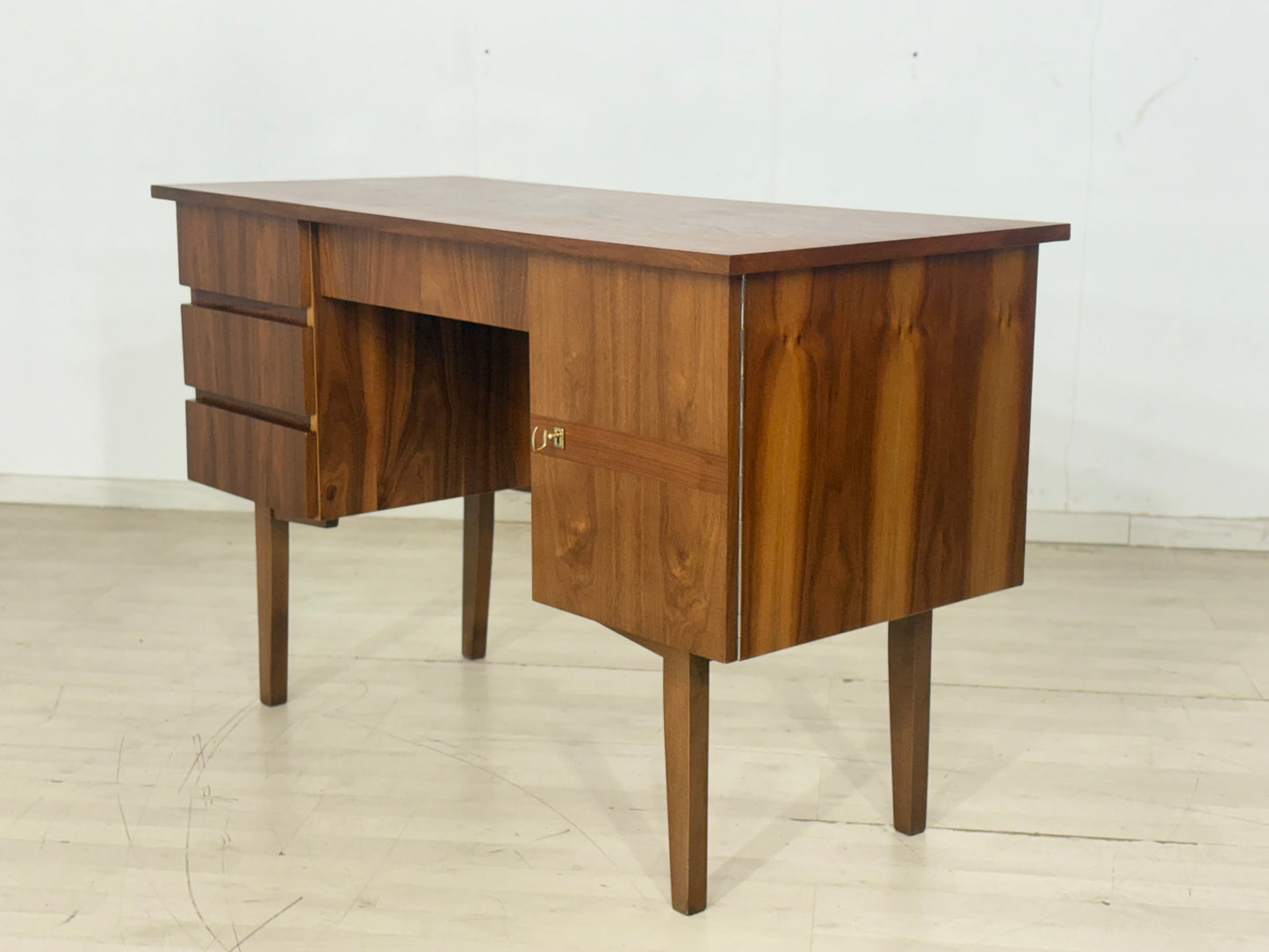 Mid-Century Schreibtisch – Vintage Nussbaum – 60er Jahre Design