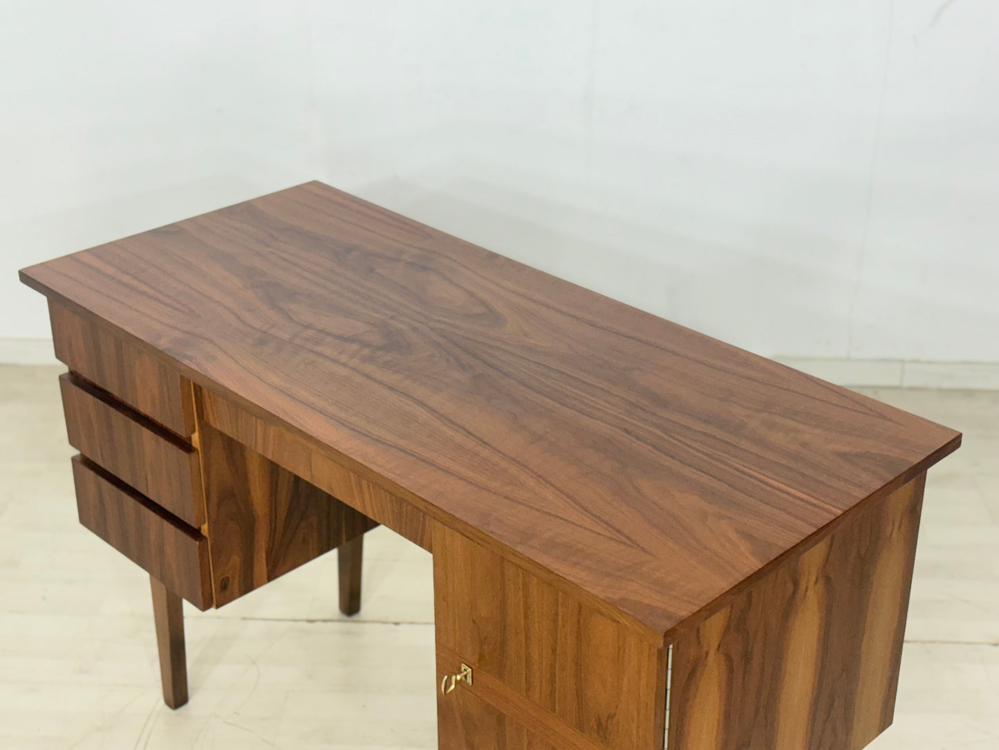 Mid-Century Schreibtisch – Vintage Nussbaum – 60er Jahre Design