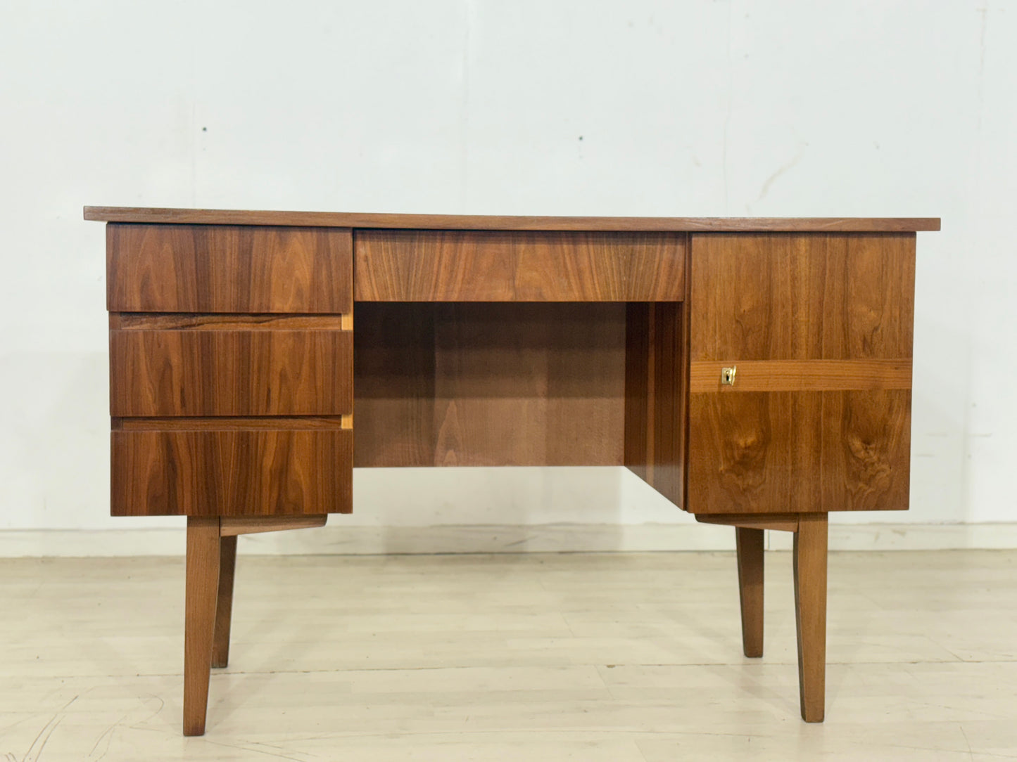 Mid-Century Schreibtisch – Vintage Nussbaum – 60er Jahre Design