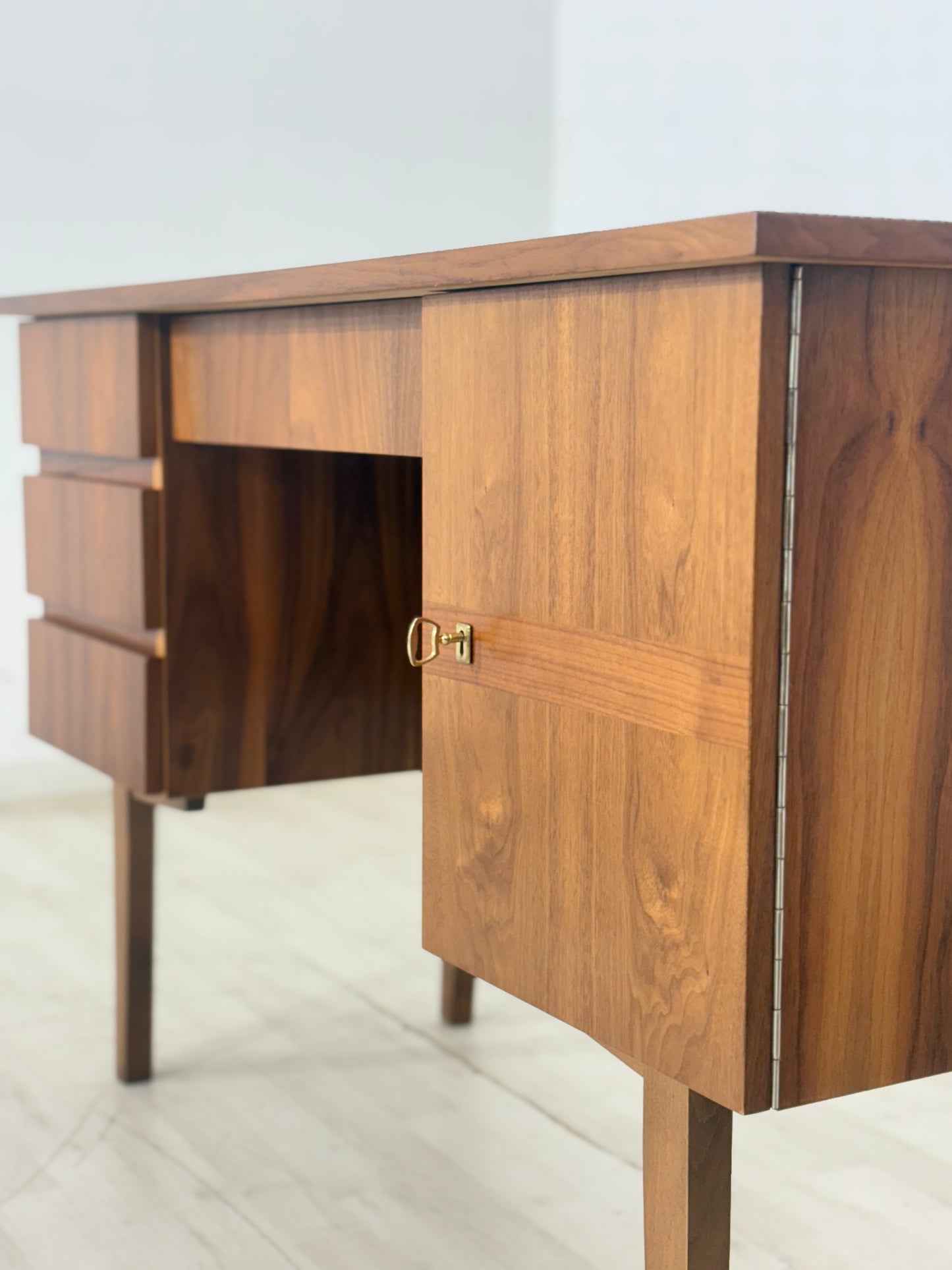 Mid-Century Schreibtisch – Vintage Nussbaum – 60er Jahre Design