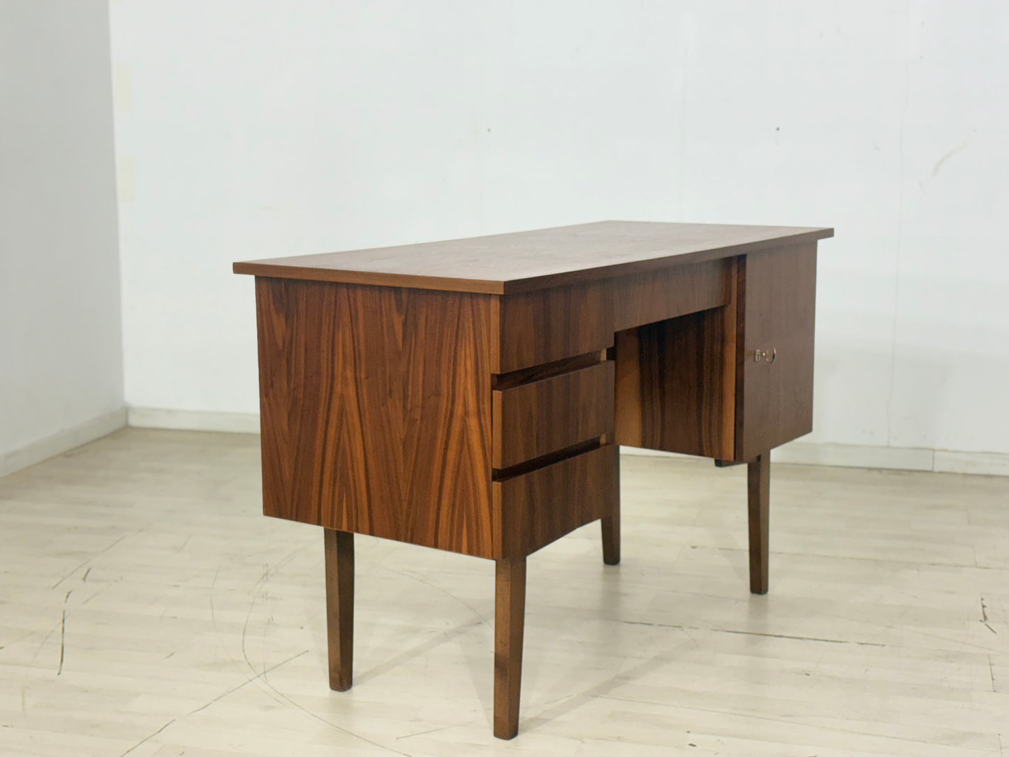 Mid-Century Schreibtisch – Vintage Nussbaum – 60er Jahre Design