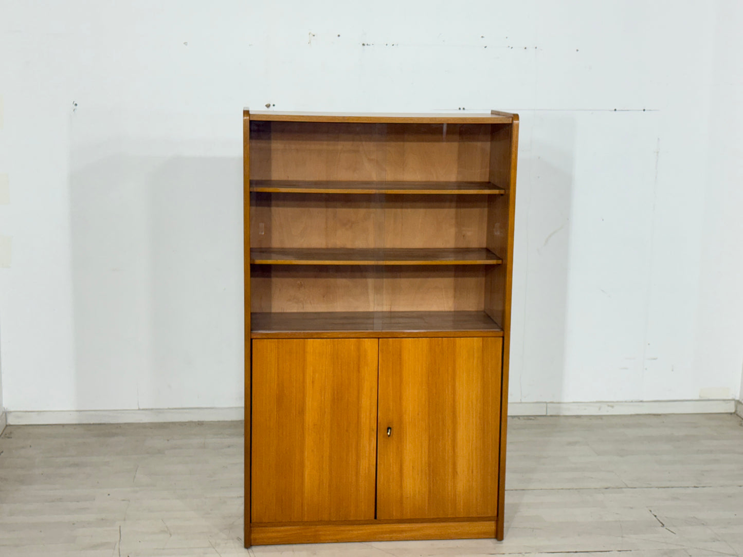 Mid-Century Vitrine / Hoher Schrank – 60er Jahre Vintage Highboard – Rüster (Ulme) Holz