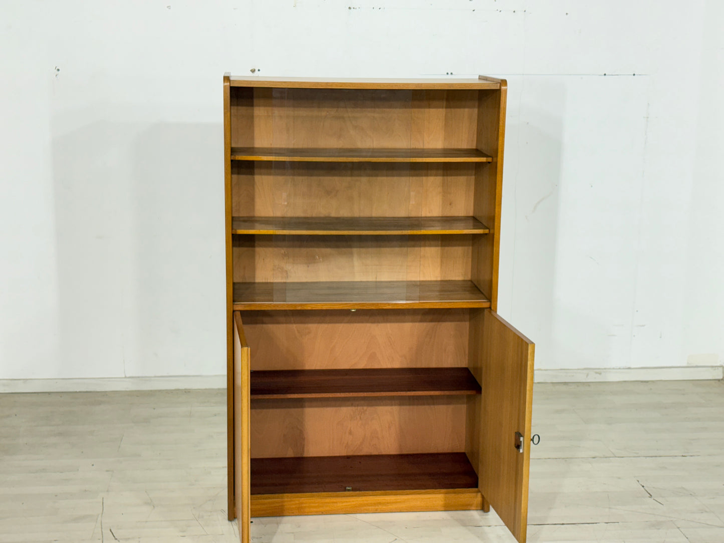 Mid-Century Vitrine / Hoher Schrank – 60er Jahre Vintage Highboard – Rüster (Ulme) Holz