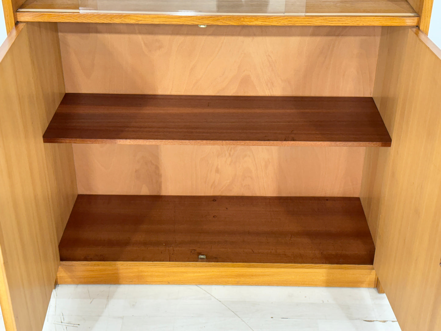 Mid-Century Vitrine / Hoher Schrank – 60er Jahre Vintage Highboard – Rüster (Ulme) Holz