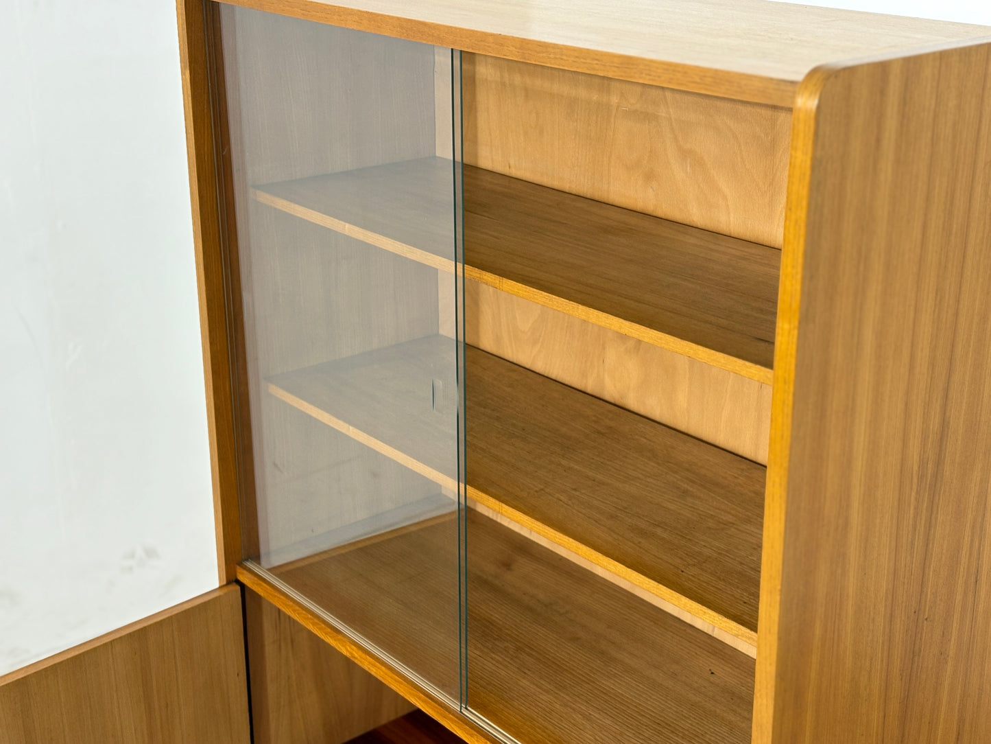 Mid-Century Vitrine / Hoher Schrank – 60er Jahre Vintage Highboard – Rüster (Ulme) Holz