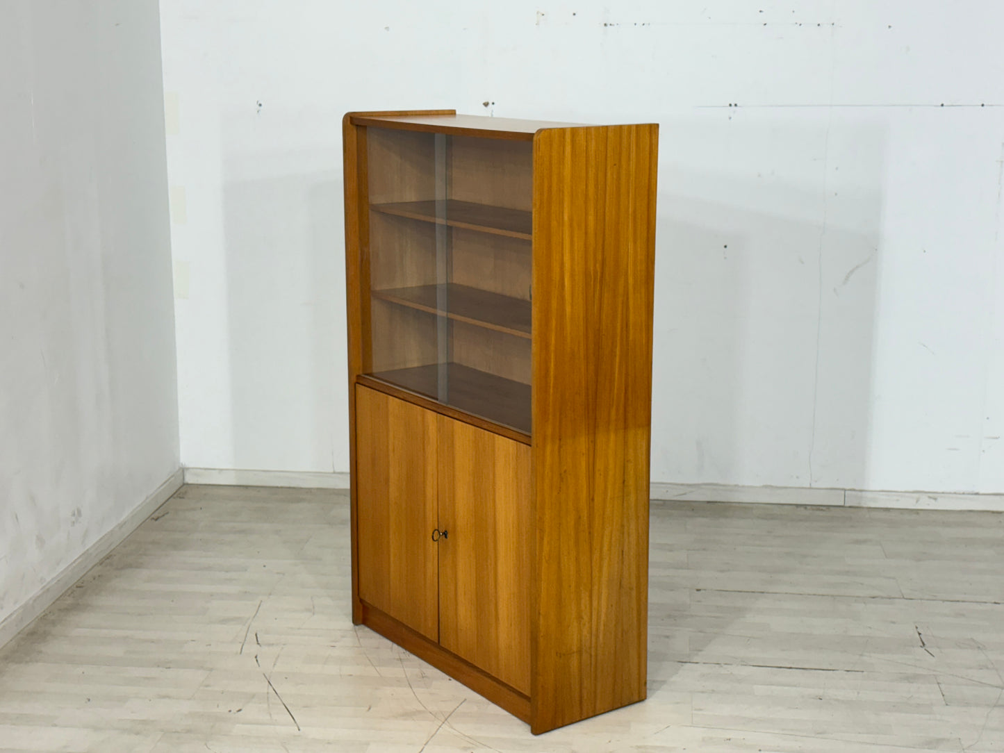 Mid-Century Vitrine / Hoher Schrank – 60er Jahre Vintage Highboard – Rüster (Ulme) Holz