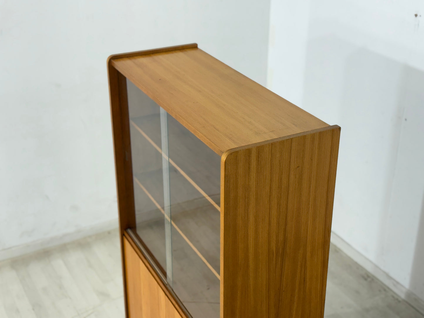 Mid-Century Vitrine / Hoher Schrank – 60er Jahre Vintage Highboard – Rüster (Ulme) Holz