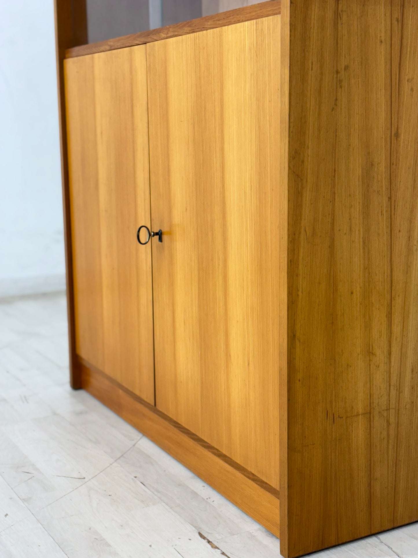 Mid-Century Vitrine / Hoher Schrank – 60er Jahre Vintage Highboard – Rüster (Ulme) Holz