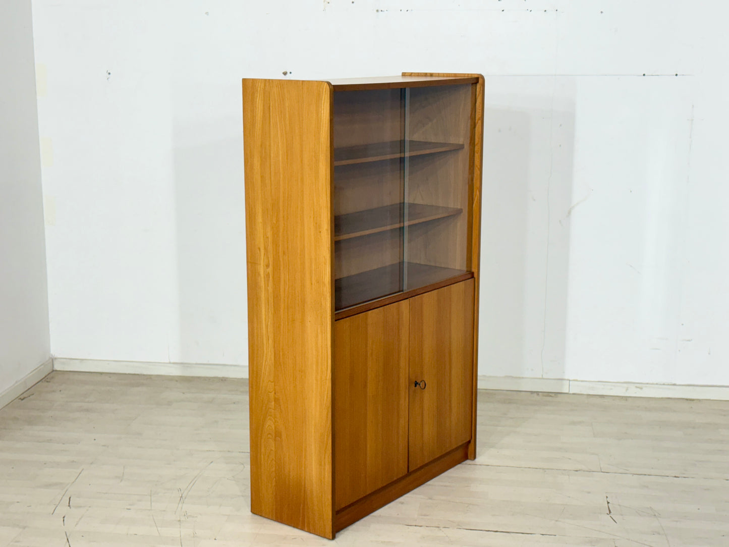 Mid-Century Vitrine / Hoher Schrank – 60er Jahre Vintage Highboard – Rüster (Ulme) Holz